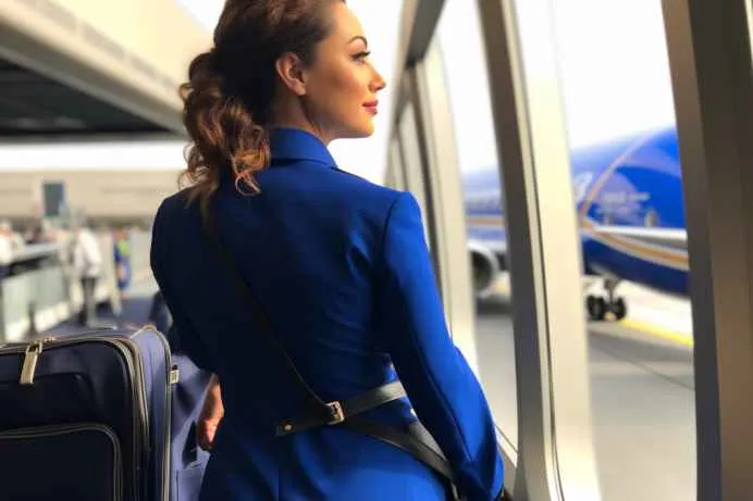 Flugbegleiterin sieht Ehemann im Flugzeug - bemerkt überraschendes Detail