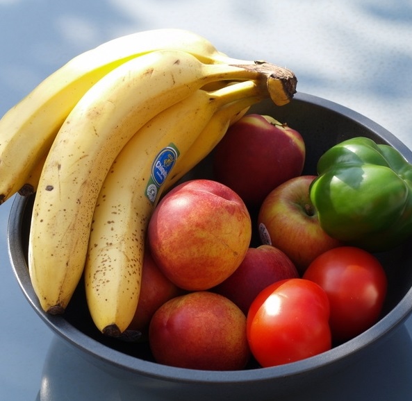 Zu viele Bananen verstopfen und Obst fängt im Bauch an zu gären? DAS hier sind die größten Mythen und Fakten!