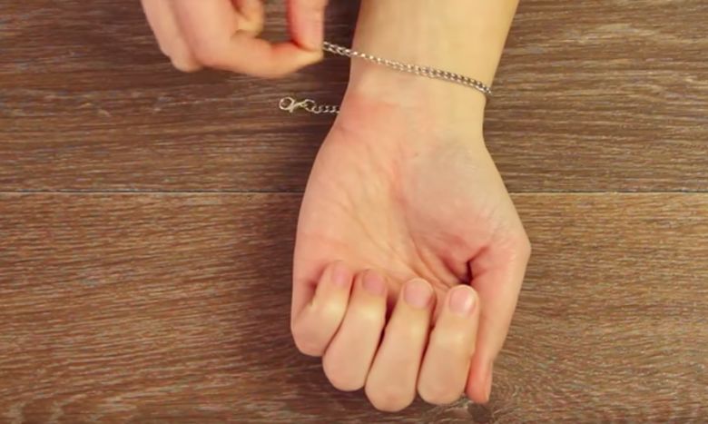 Tüddelst du auch immer so lange mit dem Verschluss von deinem Armband? Mit diesem Trick bekommst du es direkt zu!