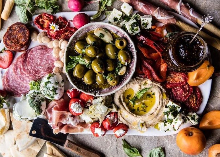 Die wirklich leckerste Antipasti mit würzigem Auberginen-Dip! Wer bekommt da keinen Appetit!
