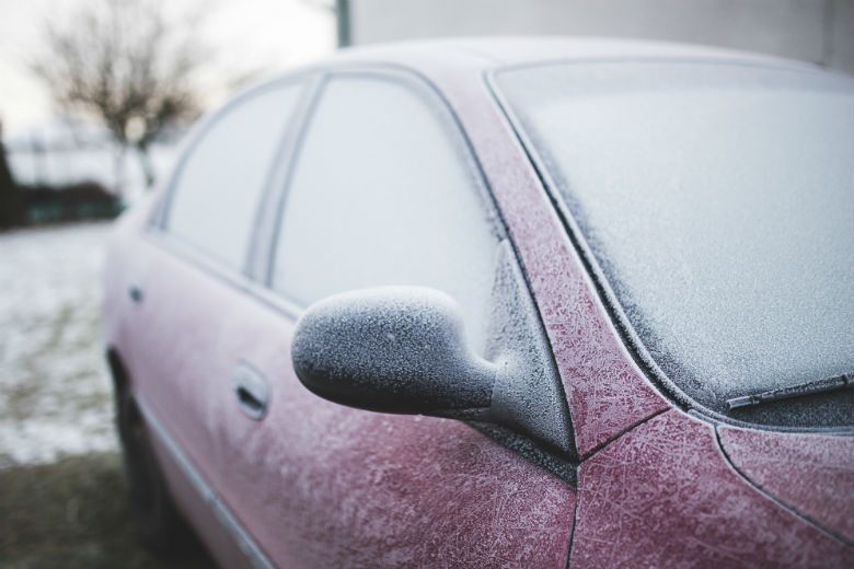 Die Lösung bei eingefrorenen Autoscheiben? Eine Tüte Wasser!