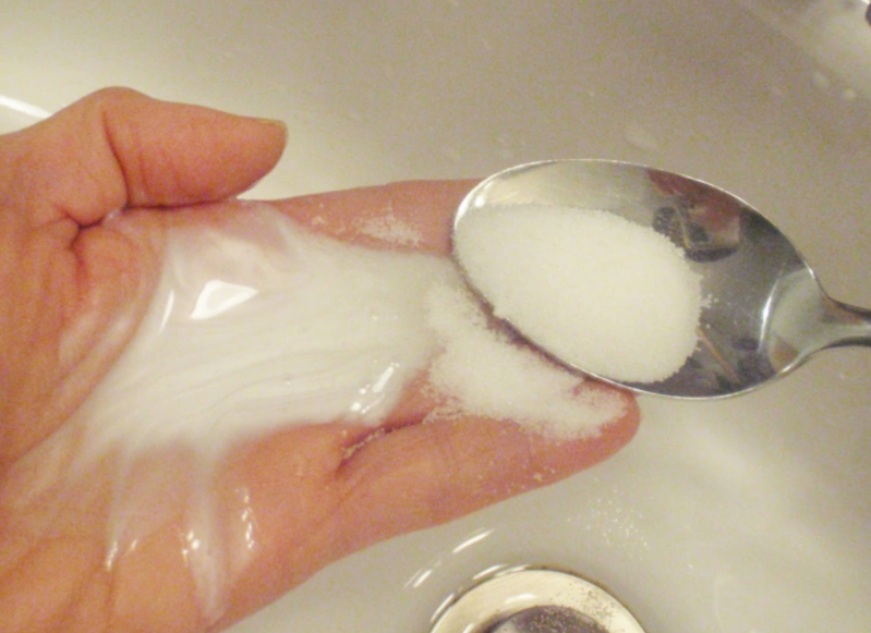 Das ist der Grund, warum jetzt jeder Zucker in sein Shampoo mixt! Das solltest du nicht verpassen.