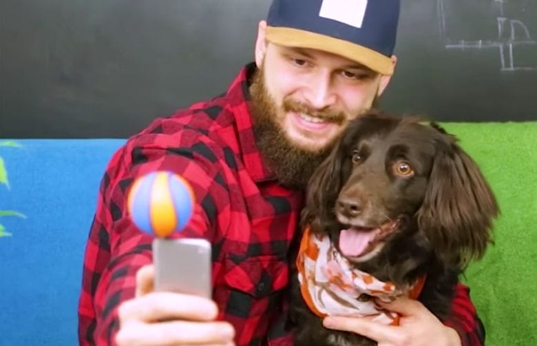 Mit diesem DIY Handy-Aufsatz gelingen dir immer perfekte Selfies mit dem Haustier