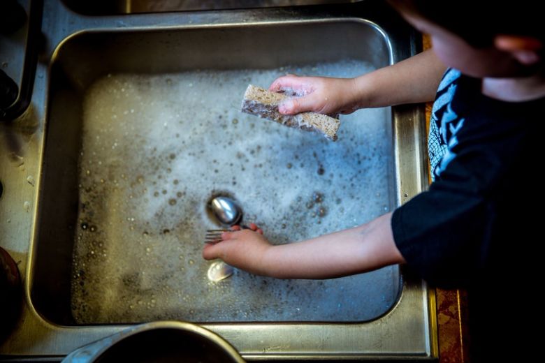 Universität Harvard fand heraus: Kinder die beim Abwasch helfen sind später erfolgreicher