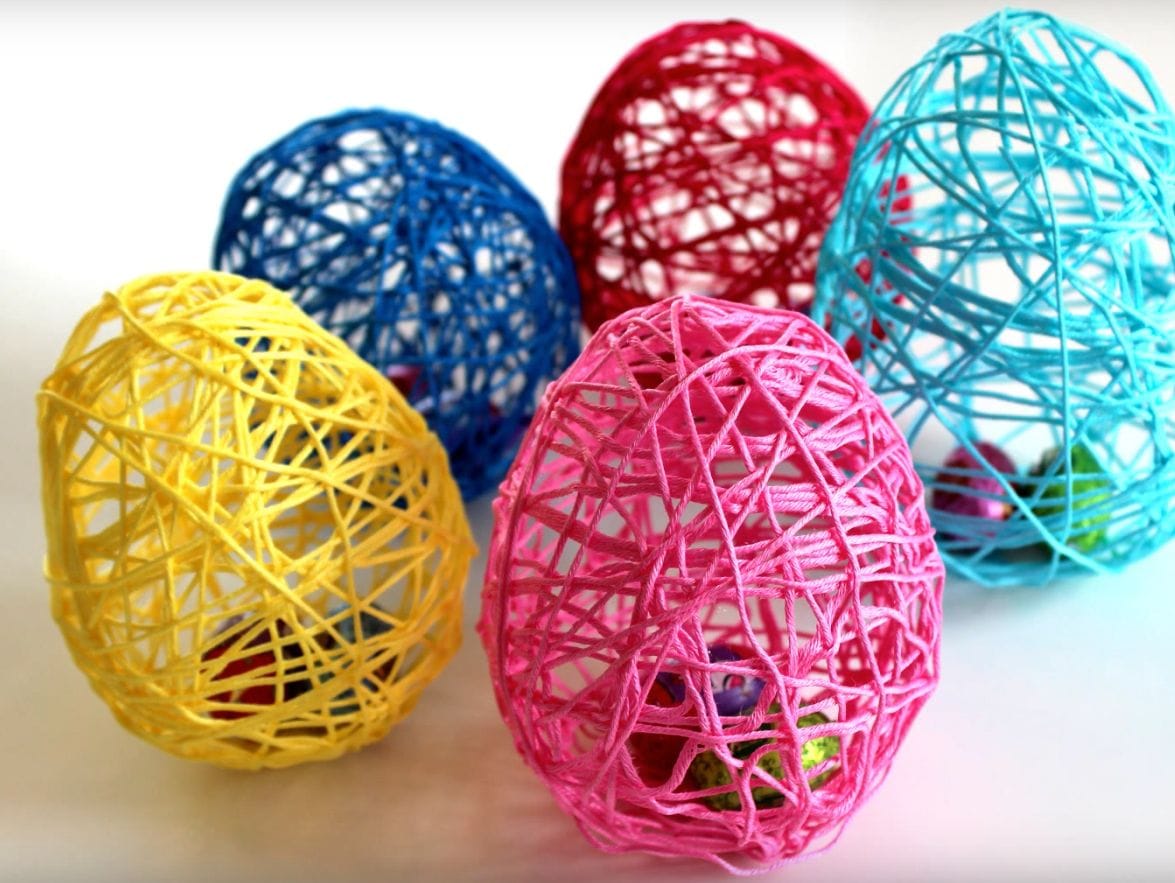 Sie steckt Schoko-Eier in einen Luftballon und das kommt dabei raus! Eine Osterdeko zum nachbasteln!