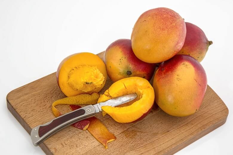 Kann man die Schale von Mangos (so wie bei Kiwis) mitessen?