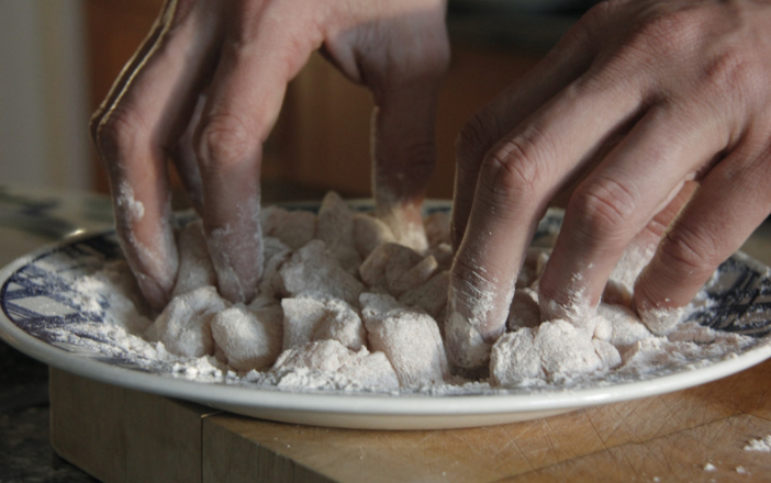 Das ist der Grund warum alle ihre Hühnchen mit Mehl anbraten! Das wirst du sicherlich auch machen wenn du das liest..