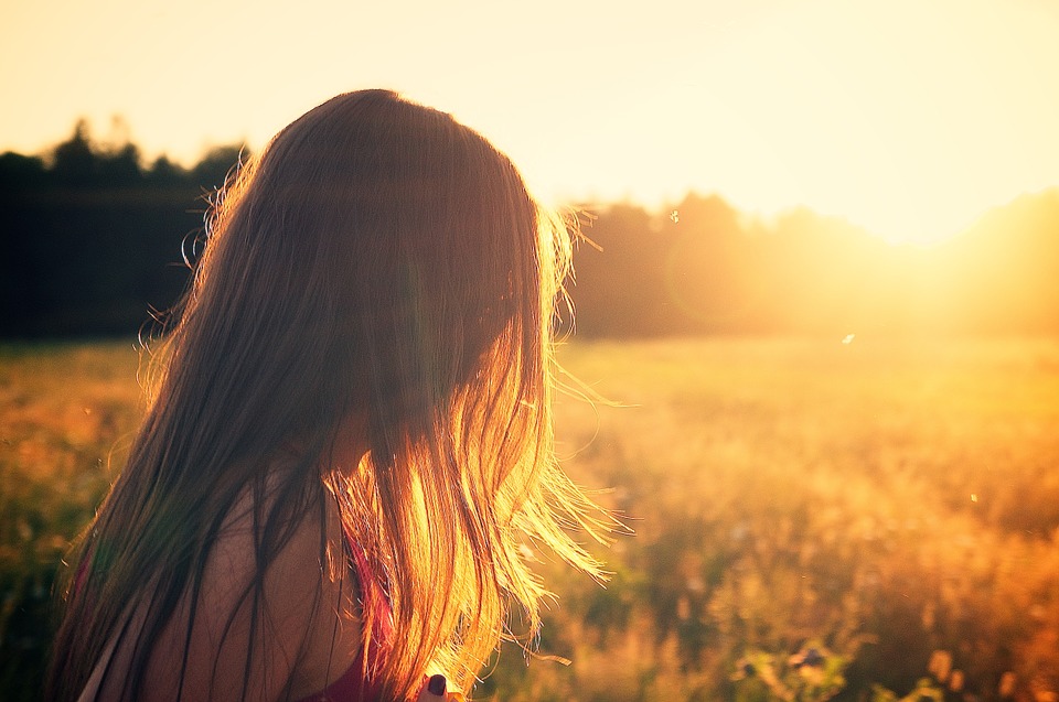 Zu viel Sonne bekommen? So erkennst und behandelst du einen Sonnenstich sofort!