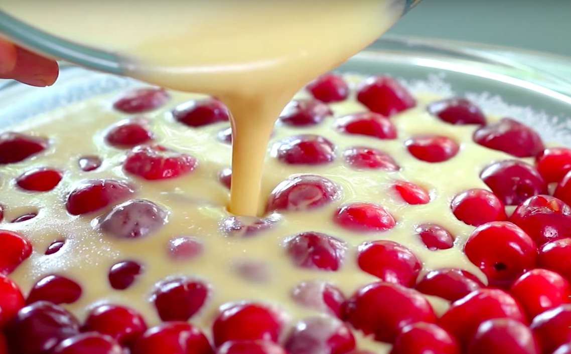 Einfach Teig über Kirschen gießen und dann bekommst du diese Kirschtorte die alles toppt!