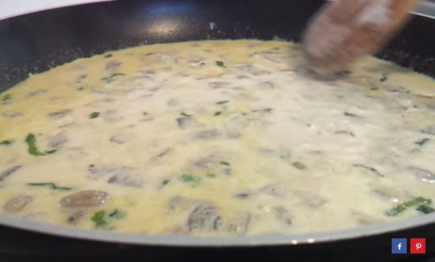 Rezept: cremige, kohlenhydratarme Champignonsuppe mit nur 6 Zutaten.