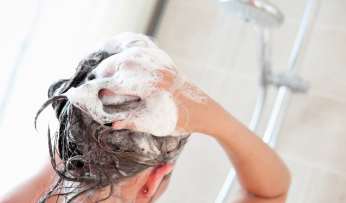 Du wäschst dein Haar erst mit Shampoo und danach mit Spülung? Andersrum ist viel wirkungsvoller.