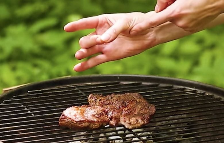 Ein kurzer Druck auf den Handballen verrät dir sofort wie gar dein Steak ist!