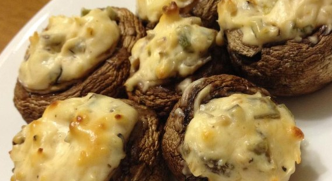 Auf der Suche nach einem besonderen Snack? Dann probiere doch mal diese Champignons mit Frischkäse!