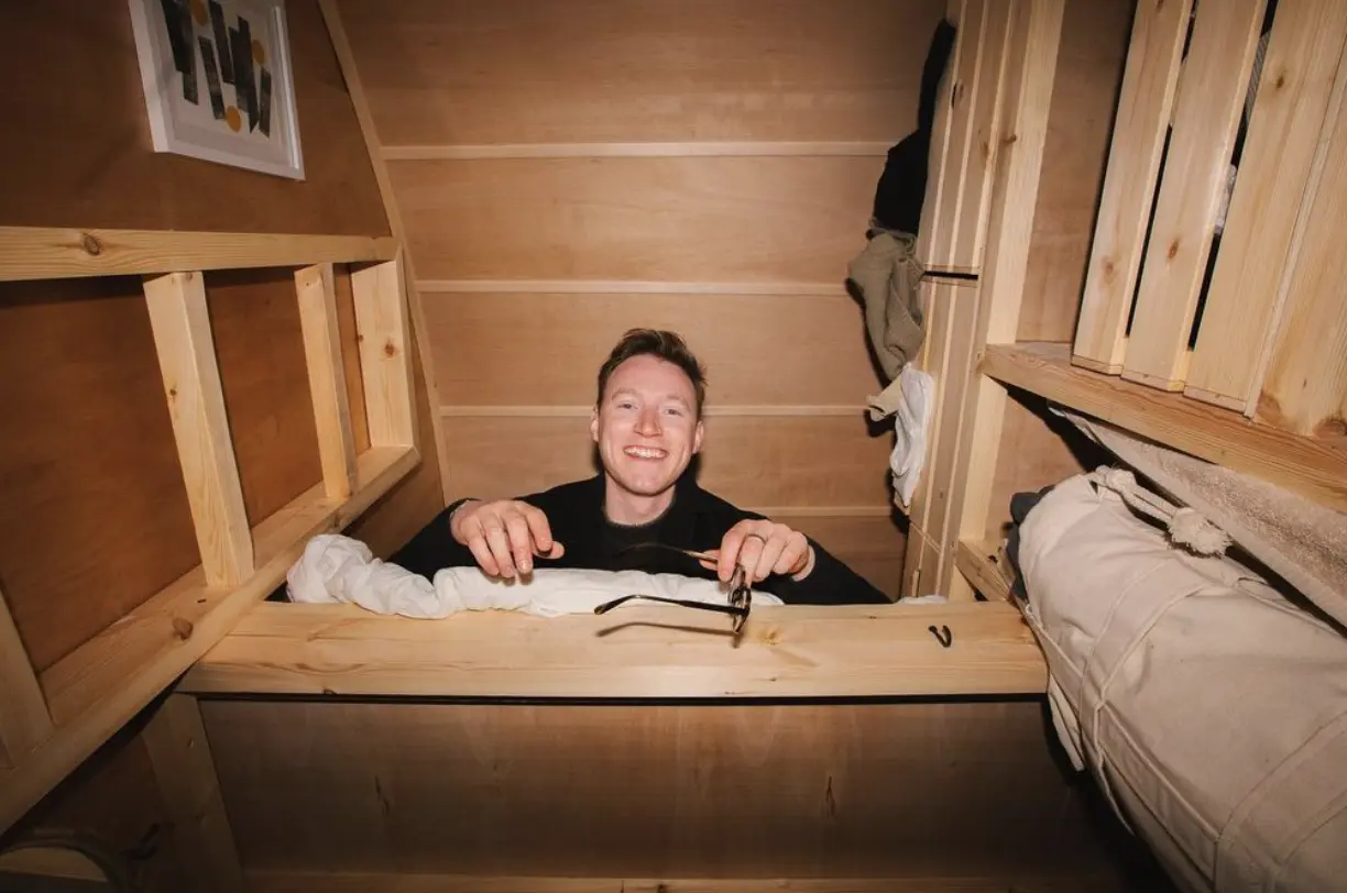 You Won’t Believe How This Young Man Transformed a Dumpster Skip into a Tiny House – The Interior Will Surprise You!