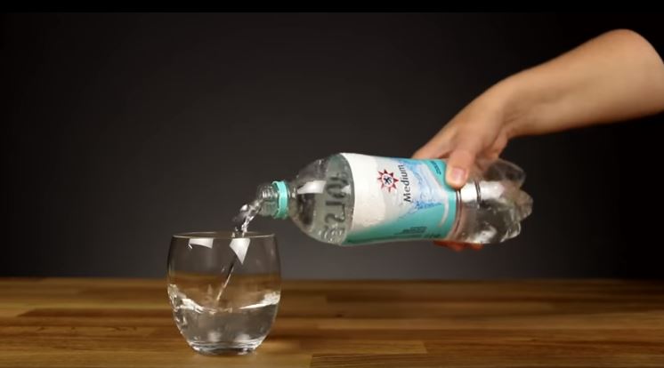 Auf die NUMMER kommt es an: DAS passiert mit deinem Körper wenn du Wasser aus Billig-Plastik trinkst!