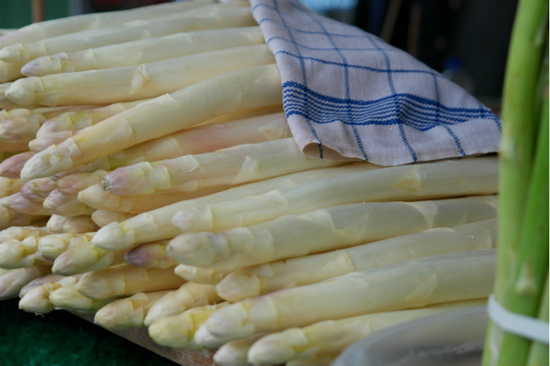 5 Gründe, warum du so viel Spargel wie möglich essen solltest!