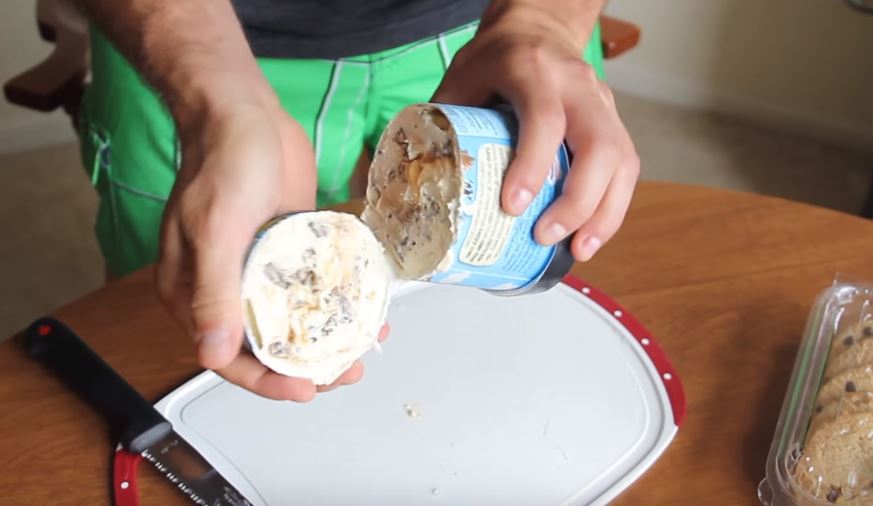 Eiscreme schneiden und aufklappen