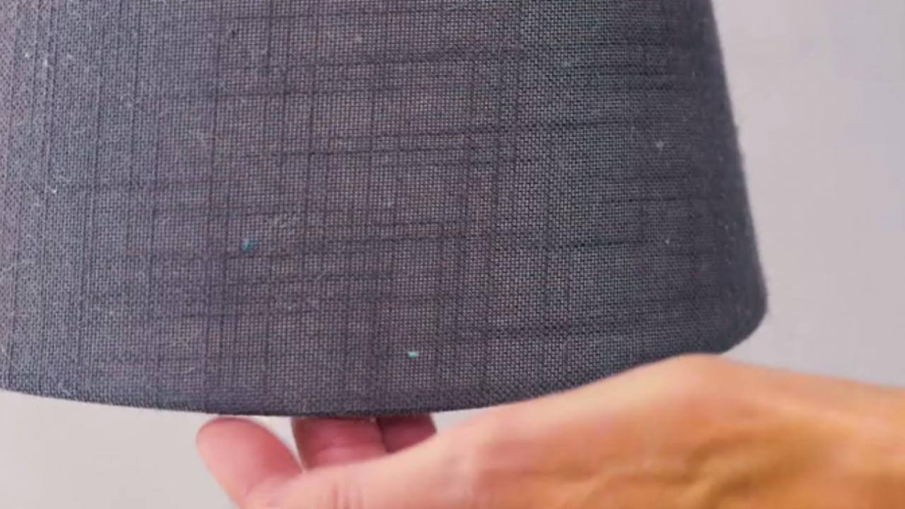 Lampenschirm eingestaubt? Kleidungsroller entfernen den Staub ganz leicht
