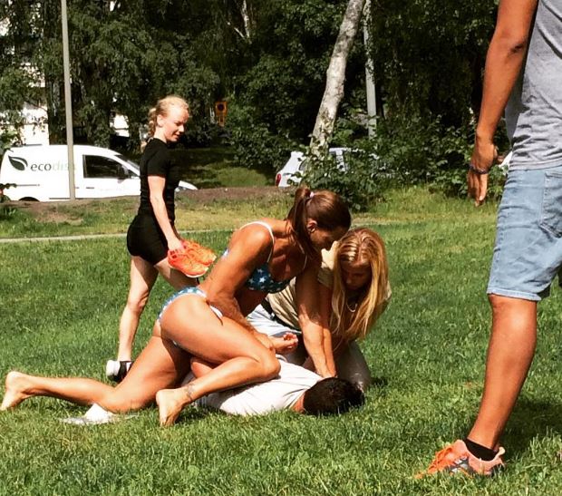 Schwedische Polizistin nimmt Verbrecher im Bikini fest