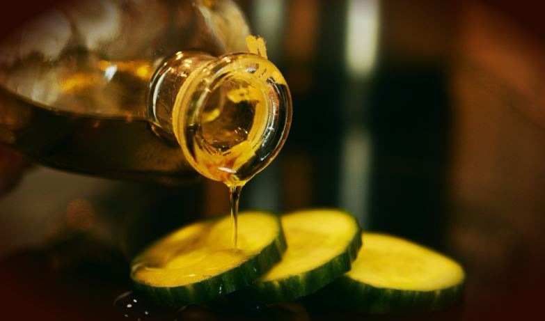 Warum inzwischen fast jeder täglich einen Löffel Olivenöl zu sich nimmt. Das Ergebnis ist enorm!