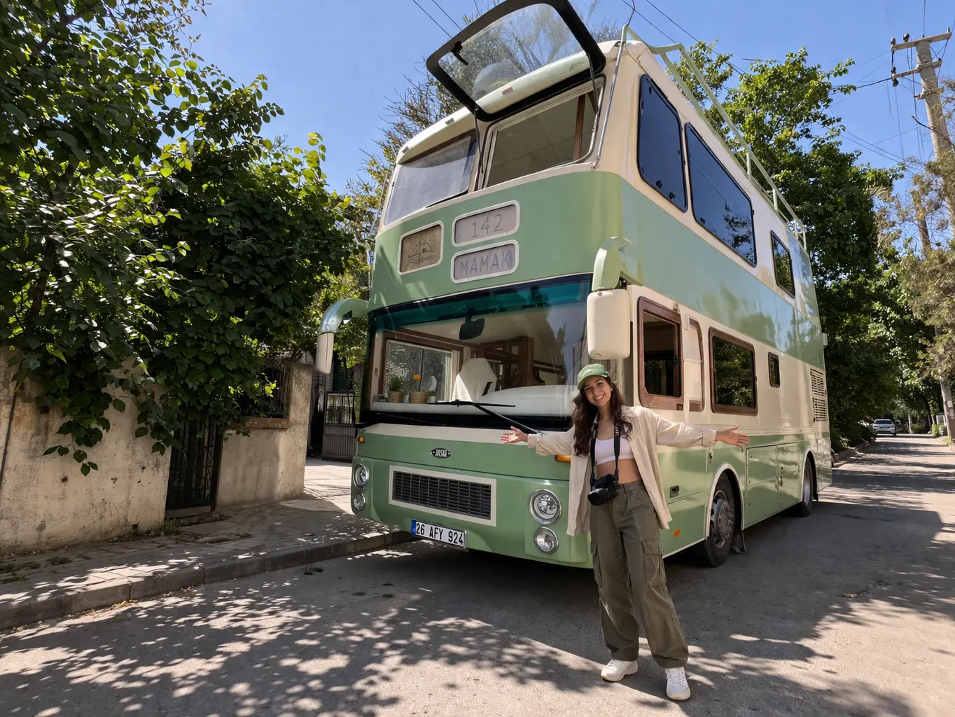 Sie hat einen alten Doppeldeckerbus in ein Haus verwandelt - und das Innere könnte Sie überraschen.