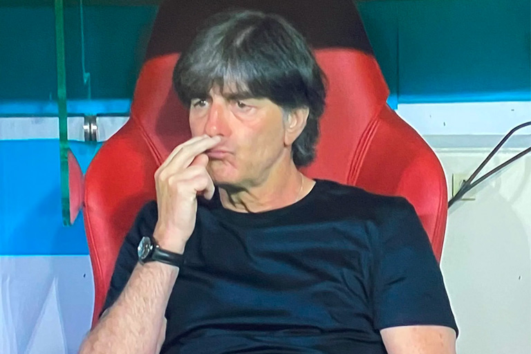 7 Mal als Joachim Löw vor der Kamera bei etwas erwischt wurde, das er nicht tun sollte
