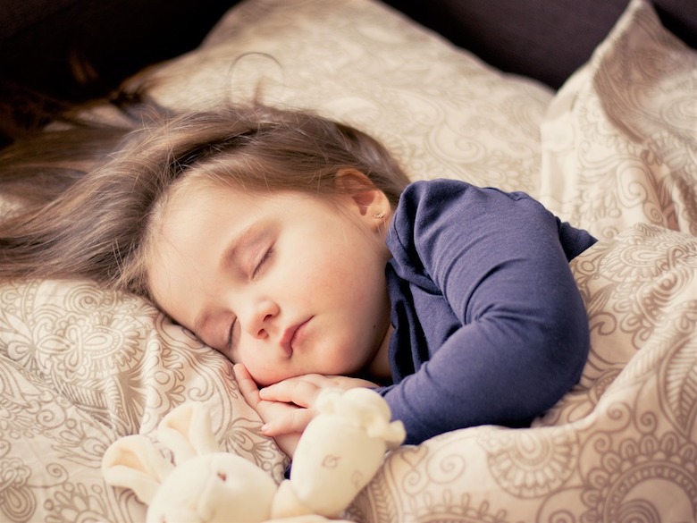 Wann geht dein Kind ins Bett? Viele Eltern machen unbewusst diesen Fehler.