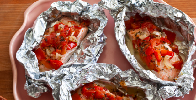 In Aluminiumfolie gegarter Lachs mit Kräutern, Tomaten und Zwiebeln! So hast du Lachs bestimmt noch nicht probiert!