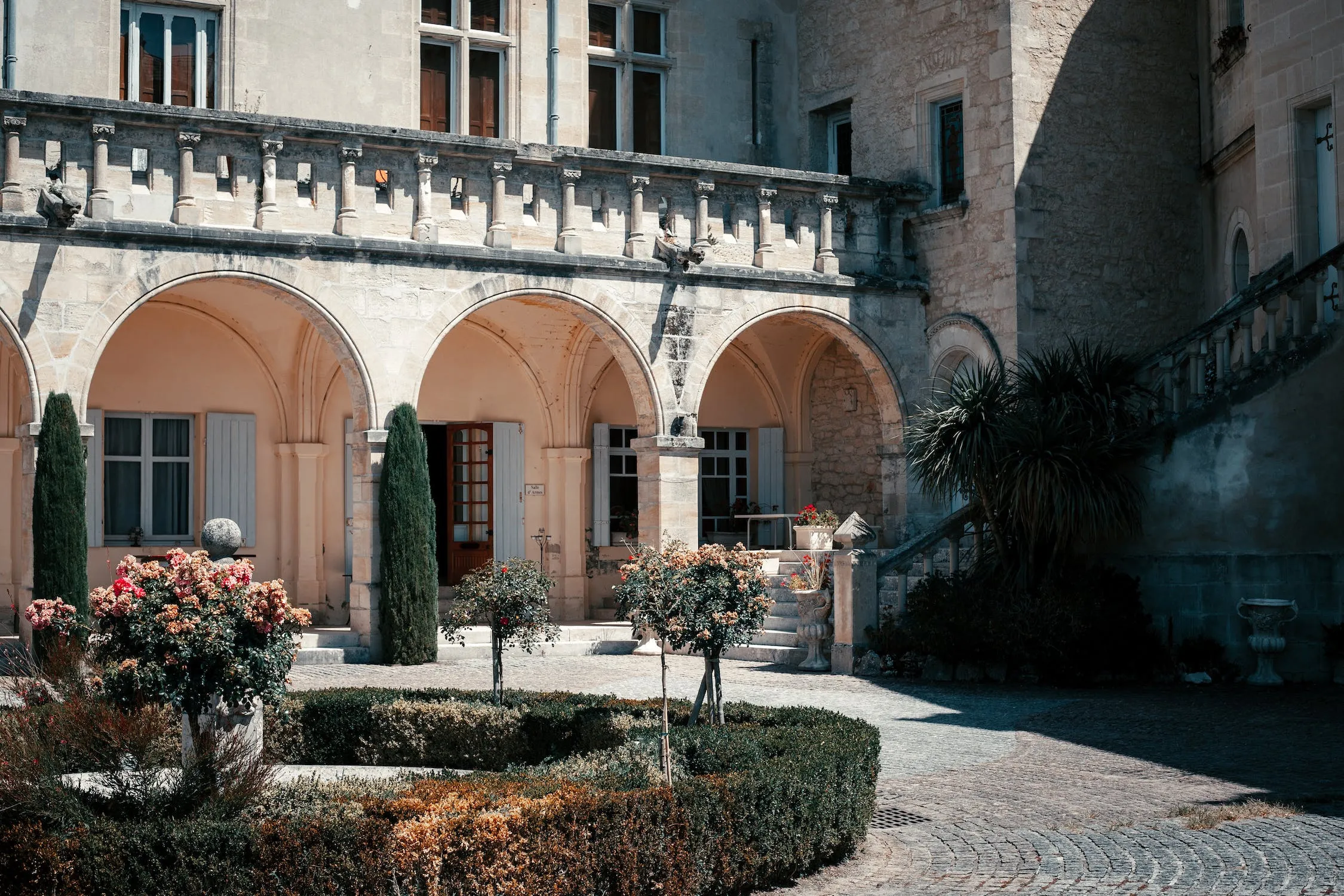 Jeder hasste sie, als sie ihn heiratete - nach seinem Tod erlebten sie eine schockierende Offenbarung