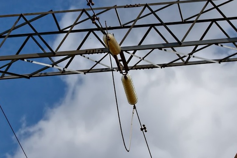 Das bedeuten also die Kugeln auf den Hochspannungskabeln