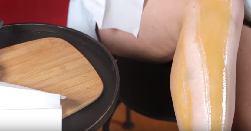Sie schmiert sich Peanutbutter auf die Beine, der Effekt ist enorm! Hätten wir das früher gewusst.