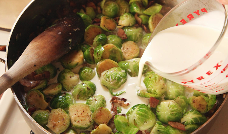 Das ist der Grund warum du Rosenkohl immer in Milch kochen solltest