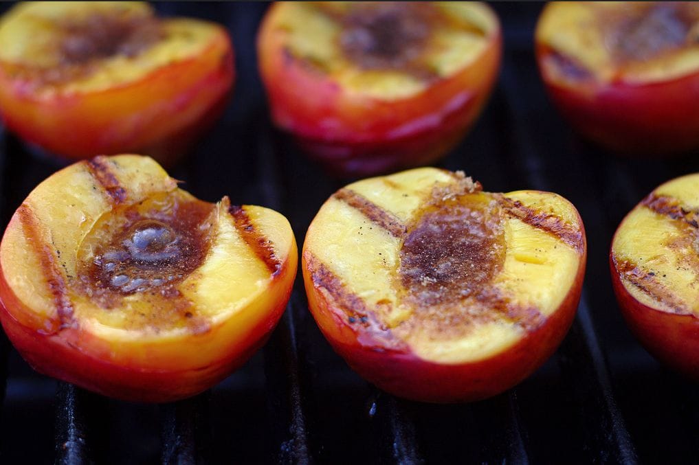 Hast du schonmal Obst gegrillt? Diese Früchte musst du mal auf den Grill legen!