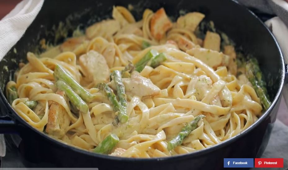 Rezept: Pasta Pesto mit saftigem Hühnchen und grünem Spargel.