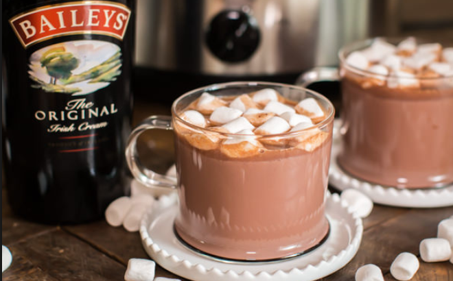 Diese köstliche heiße Schokolade mit Baileys ist perfekt für kalte Winternächte!