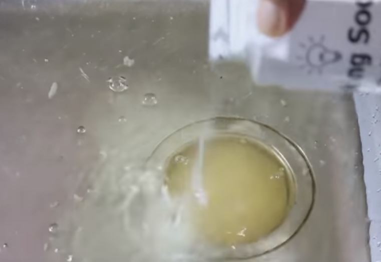 Ohne Schrubben Abfluss reinigen: chemische Reaktion durch Baking Soda und Essig
