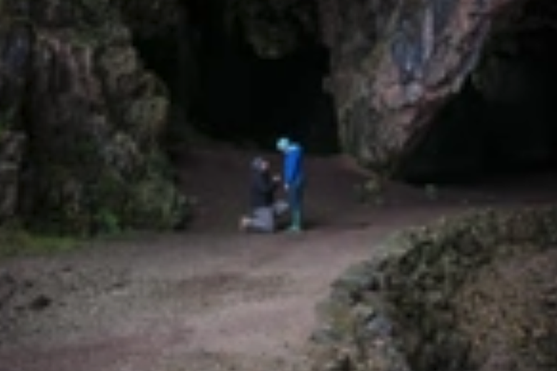Mann bastelt Halskette für seine Freundin. Sie ist verblüfft, als sie den Inhalt entdeckt