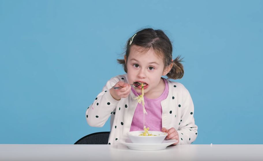 VIDEO: Amerikanische Kinder erhalten typisch deutsches Essen. Ihre Reaktionen sind zu lustig!