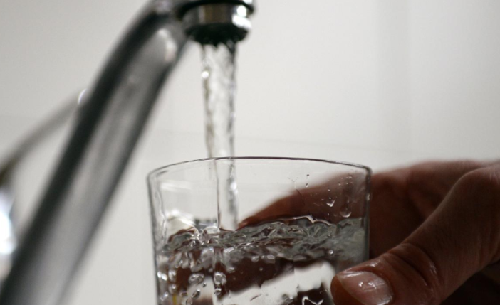 In diesen fünf Situationen solltest du kein Wasser mehr trinken!