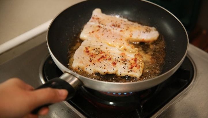 Du liebst Fisch, den Geruch aber weniger? So riecht dein Haus nach dem Kochen wieder frisch!