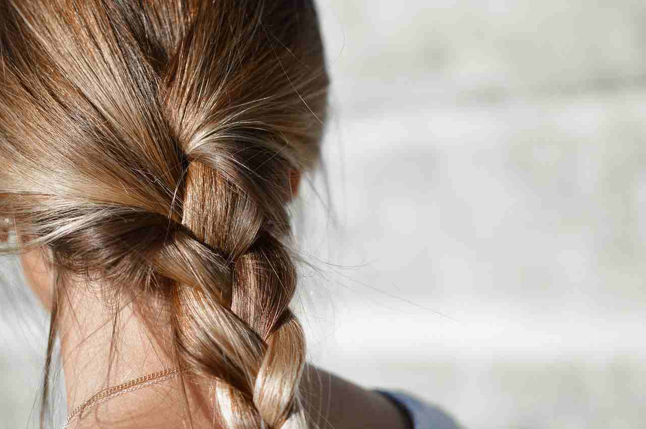 6 Tricks und Tipps wie deine Haare schneller wachsen.
