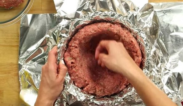 Gebe ein wenig Hackfleisch in eine Schüssel die mit Aluminium ausgelegt ist und kreiere so DIESE saftig leckere Mahlzeit!