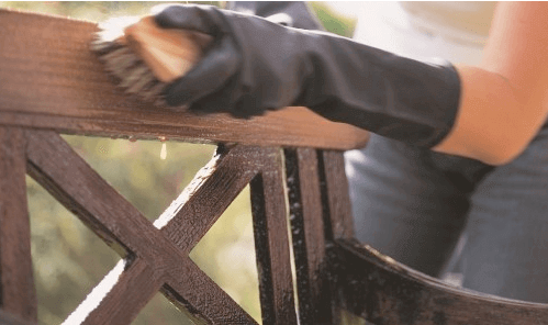 Die Gartenmöbel vor der Winterpause auf Vordermann bringen: Richtig reinigen und verstauen