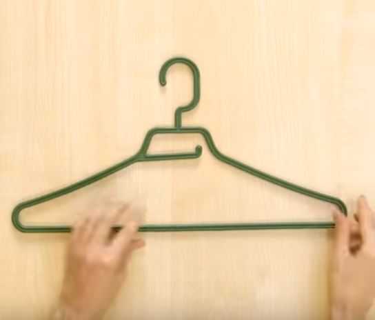 Warum du dir sofort einen Kleiderbügel in die Küche hängen solltest