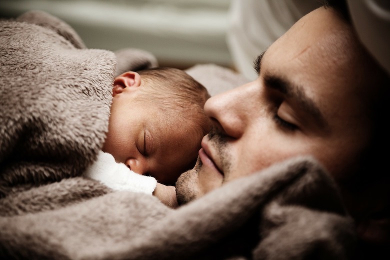 Das wussten wir auch noch nicht: es gibt einen Grund warum Babys zuerst 'Papa' und nicht 'Mama' sagen