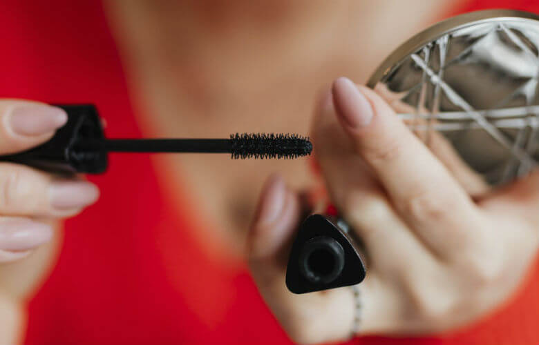 Mit diesem verblüffenden Trick bekommst du lange und volle Wimpern!