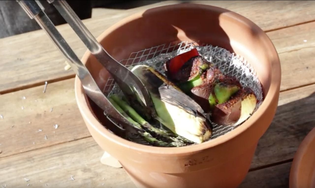 Wie du aus einem Blumentopf einen Grill für unterwegs baust!