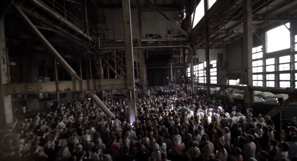 1500 Fremde in einer Scheune - und dann passiert das womit keiner gerechnet hat.