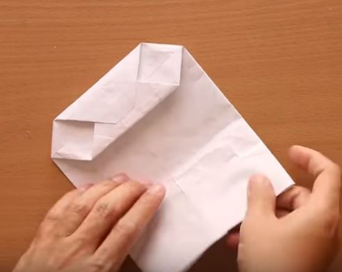 Du brauchst nur eine Papiertüte und einen Locher. So bleibt dein Knoblauch viel länger würzig
