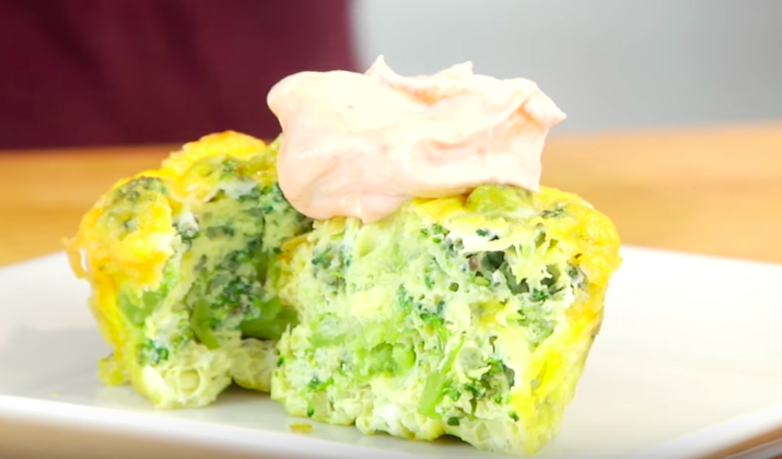 Fantastisch: diese cremig würzigen kohlenhydratarmen mini Frittas kannst du einfach in deiner Muffinform backen!
